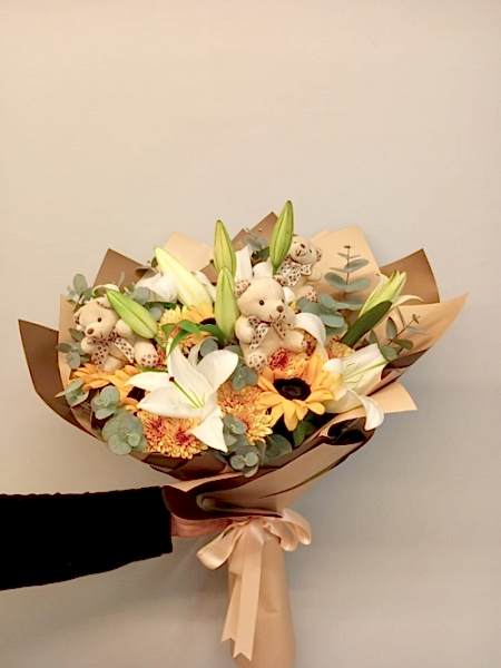 Ayıcık ve ayçiçeği buketi