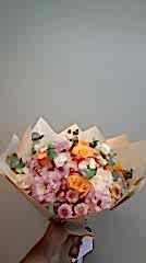 Turuncu Güller ve Doğal Süslemeler