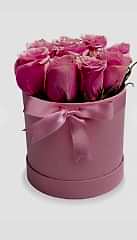 Yuvarlak Pembe Kutuda Pembe Gül